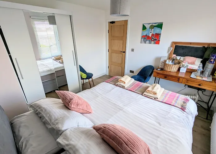 Cosy Guest Room In A Family Home With Free Parking