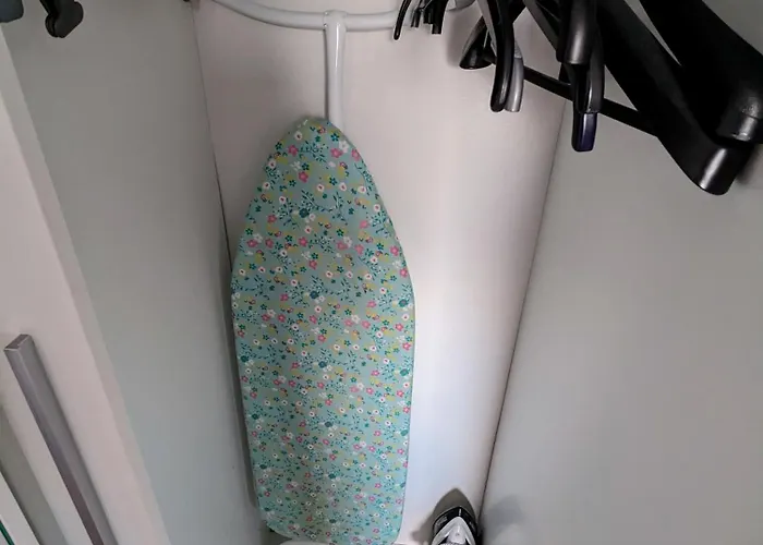 Cosy Guest Room In A Family Home With Free Parking