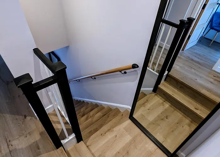 Cosy Guest Room In A Family Home With Free Parking